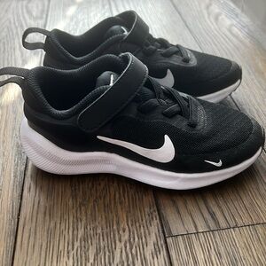 Nike Revolution 7 little kids shoe